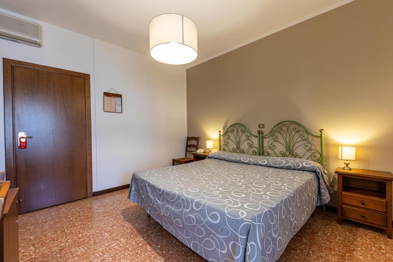 Standard Double or Twin Room,1218184978:JPEG